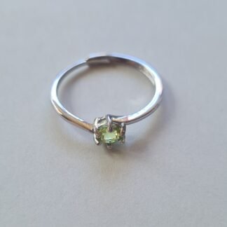 5mm Jemagic peridot ring on silver background