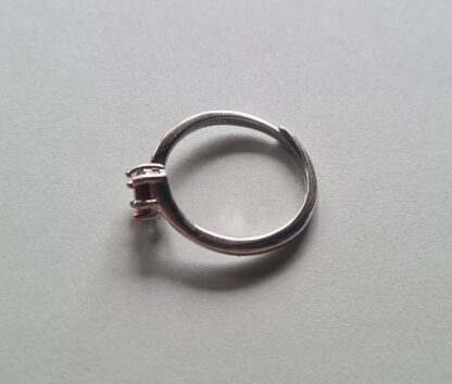 Jemagic garnet ring on silver background - Side View