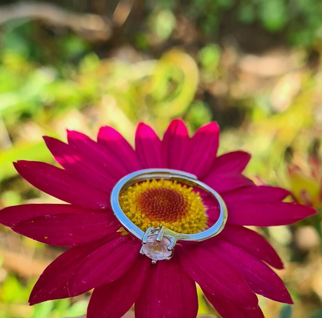 Rose quartz ring with daisy Jemagic rose quartz ring with bright pink daisy