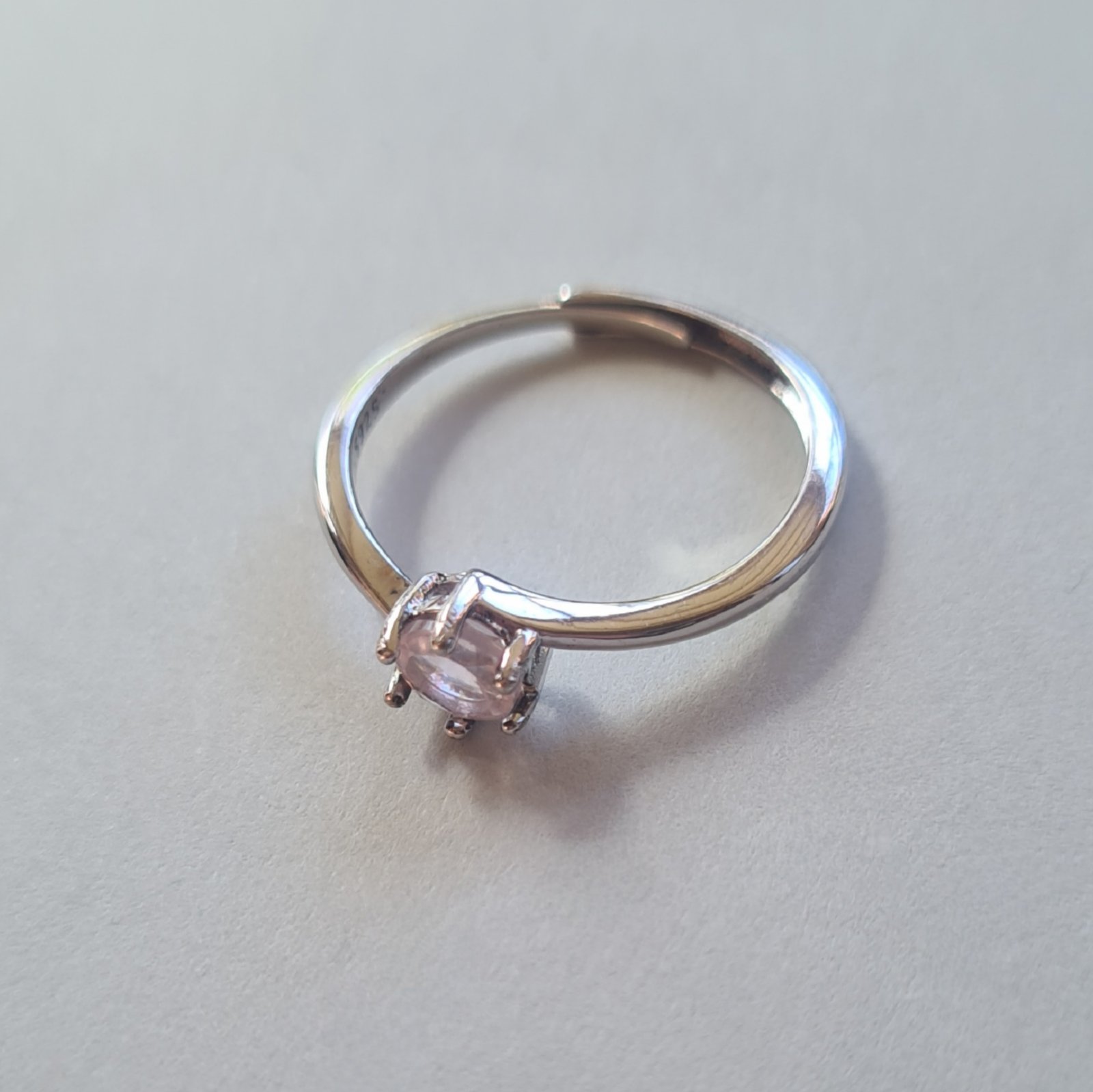 5mm Jemagic rose quartz ring on silver background - side view 5mm Jemagic rose quartz ring on silver background - side view