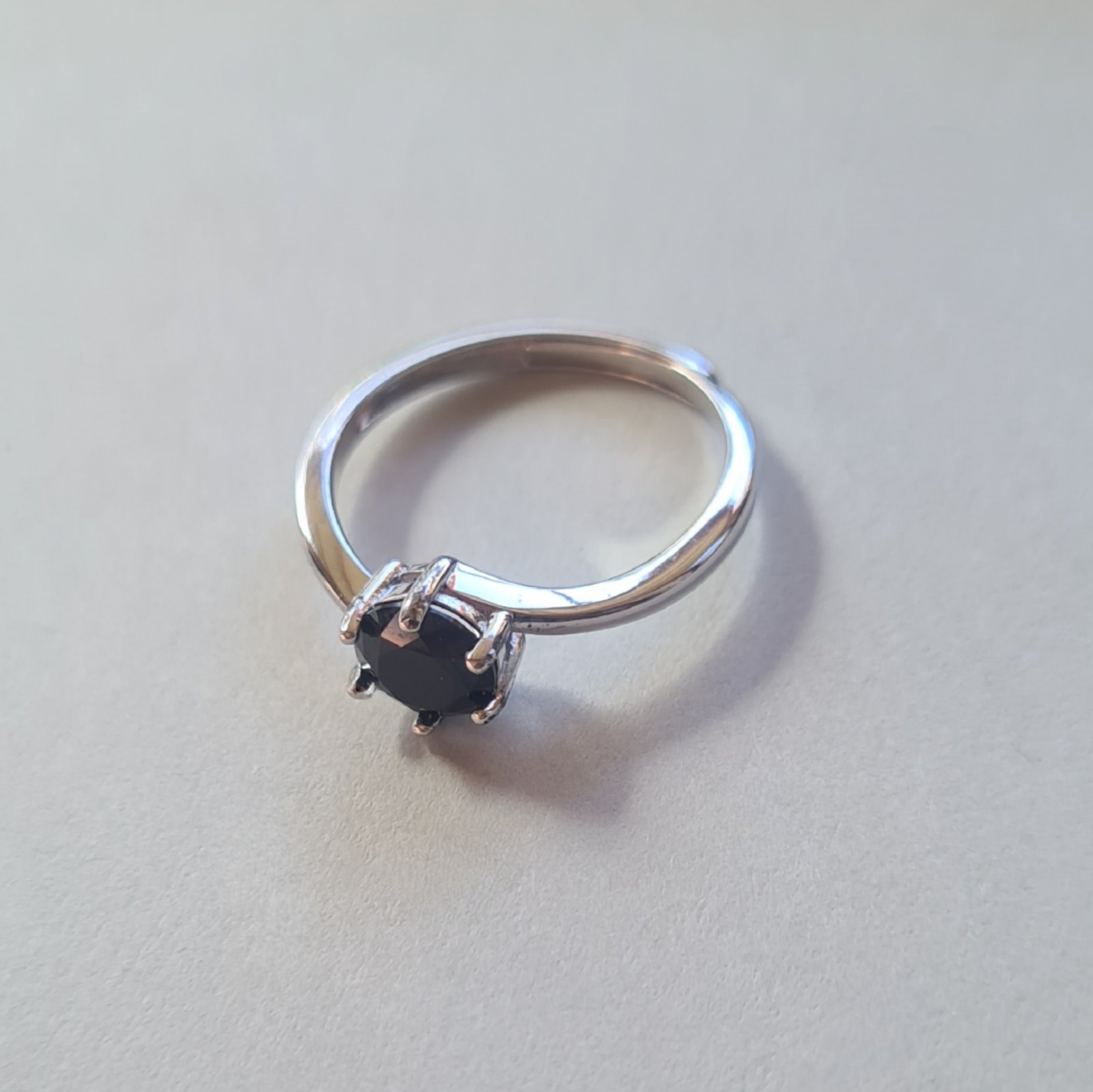 Jemagic 6mm black spinel ring on silver background - side view Jemagic 6mm black spinel ring on silver background - side view